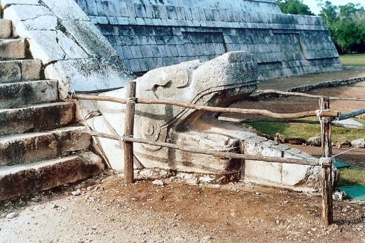 Chichén Itzá, 2005. Detalhe da cabeça da serpente emplumada na Pirâmide de Kukulkán