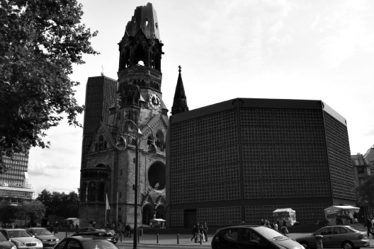 Kaiser Wilhelm-Gedächtniskirche, Berlim, 1957-1963. Arquiteto Egon Eiermann
