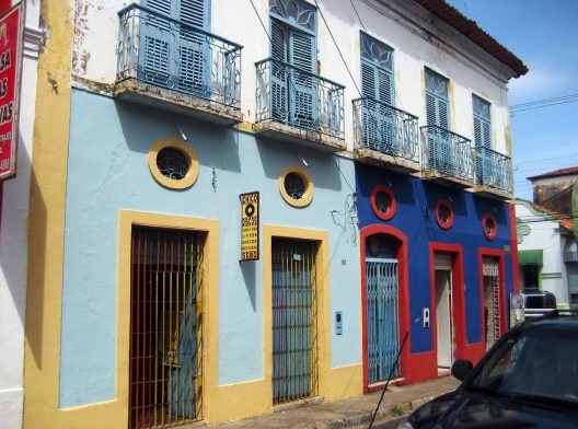 Fachada parcial do casarão pela Rua da Cruz