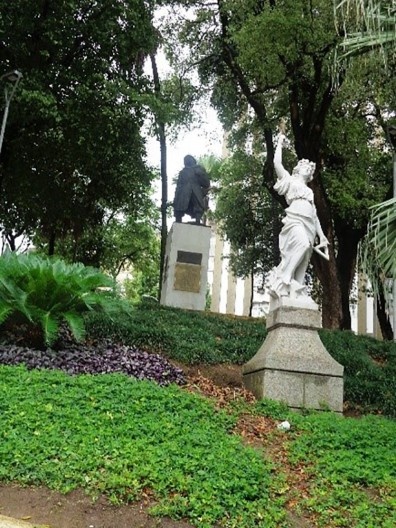 Praça João Clímaco: monumento aos mortos durante a Segunda Guerra Mundial e estátua feminina