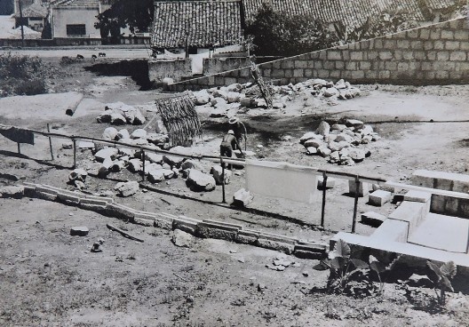 Obras da Fonte de Santo Antônio no primeiro plano. Ao fundo, vista posterior do casario de unidades conjugadas