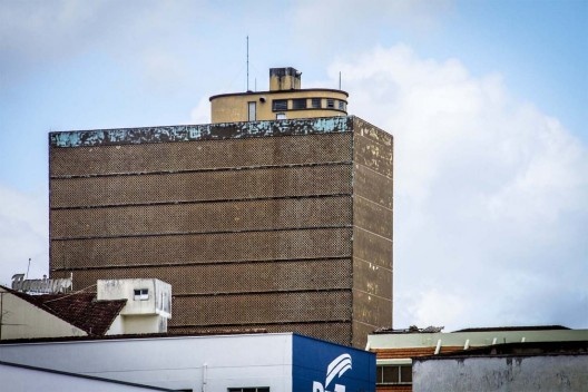 Grande Hotel Blumenau. Arquiteto Hans Broos. Detalhe da fachada noroeste e do terraço-jardim. Inaugurado em 1962, o estabelecimento encontra-se desativado