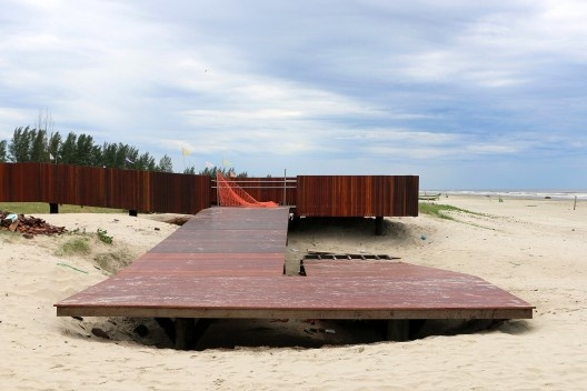 Requalificação urbana e ambiental da orla de Ilha Comprida, em obras, 2019. Arquitetos Marcos Boldarini e Lucas Nobre