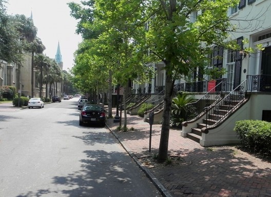 Aspecto da ocupação residencial em um Ward de Savannah, com as escadas no passeio. Ao fundo, torre de Igreja em um Trust Lot