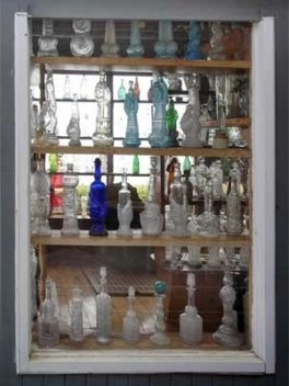 Prateleira com coleção de garrafas na casa do poeta Pablo Neruda, em Isla Negra