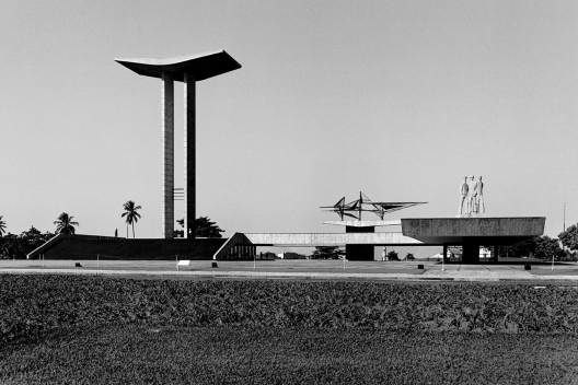 Monumento aos Mortos da Segunda Guerra Mundial, Parque do Flamengo, Rio de Janeiro, 1956. Arquitetos Marcos Konder Netto e Hélio Ribas Marinho