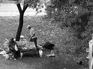 Moradores de rua em área pública no entorno no Centro Municipal de Cultura e Lazer Lupicínio Rodrigues, Porto Alegre