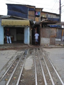 Áreas de ocupação mais recente, sobre os trilhos desativados do trem