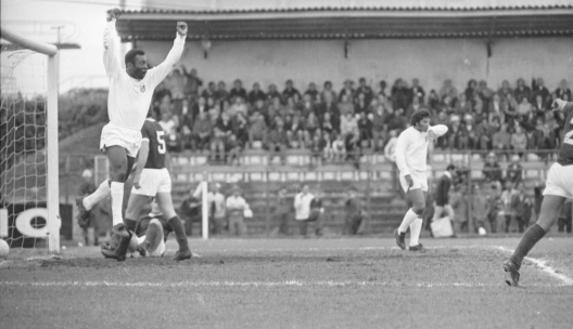 Cena de Pelé jogando no Santos Futebol Clube