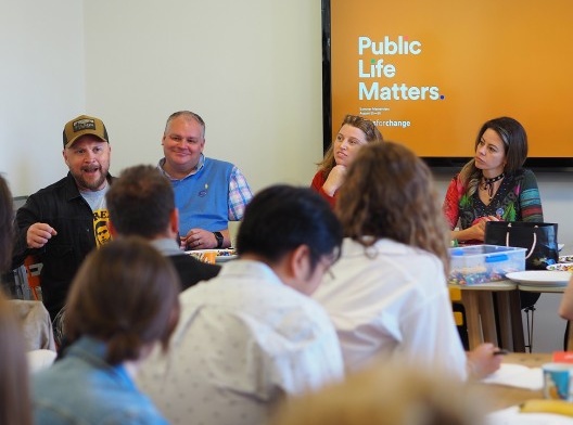 Apresentações durante o curso. Eu estou sentada bem à direita