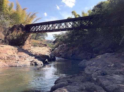 Ponte sobre o Rio Piratingape