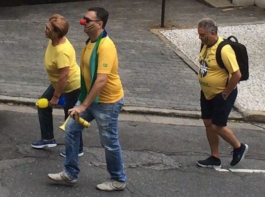 Manifestantes rumando para a manifestação contra a presidente Dilma Rousseff na Avenida Paulista, 13 de março de 2016
