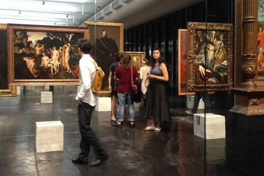 01-03. Reabertura da Pinacoteca do Masp na noite do dia 10 de dezembro de 2015. Os cavaletes de cristal, projeto original de Lina Bo Bardi, redesenho de Martin Corullon e Gustavo Cedroni