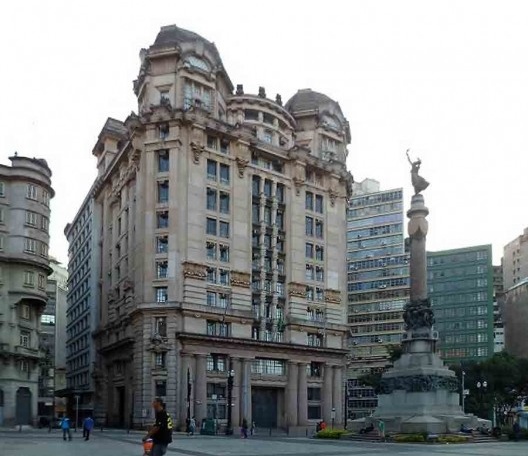 Face oeste do Largo: o edifício ao centro é o Tribunal de Justiça do Estado