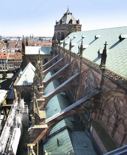 Arcos botantes na cobertura da Catedral de Notre-Dame de Strassbourg