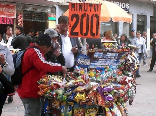 Vendedor ambulante no centro de Bogotá. Minuto a CO$200