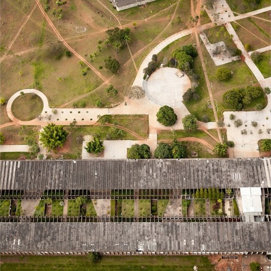 Instituto Central de Ciências e Praça Maior da Universidade de Brasília, Brasília DF Brasil, 1963. Arquitetos Lucio Costa (campus) Arquiteto Oscar Niemeyer (edifício)