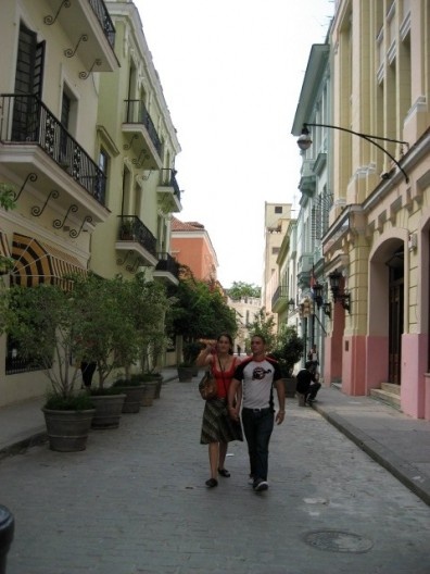 Rua do Centro Histórico com vasos e plantas, inexistentes no período colonial