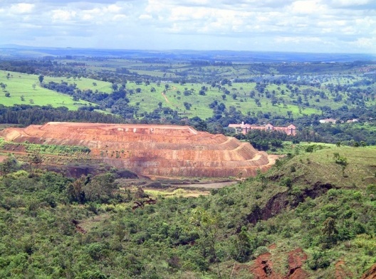 Cavas de extração de minérios em Araxá MG