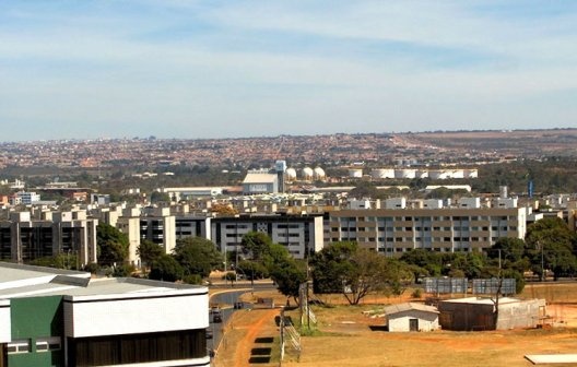 Vista para oeste, tendo ao fundo os tanques do Setor de Inflamáveis do Setor de Indústria e Abastecimento (SIA). Plano Piloto de Brasília