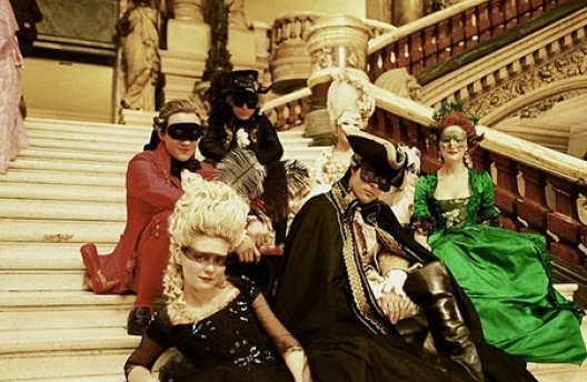 Elenco do filme Maria Antonieta na escadaria do Ópera Garnier