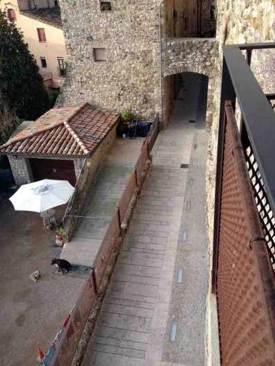 Vista de Besalu, estrutura urbana antiga e alguma modernização