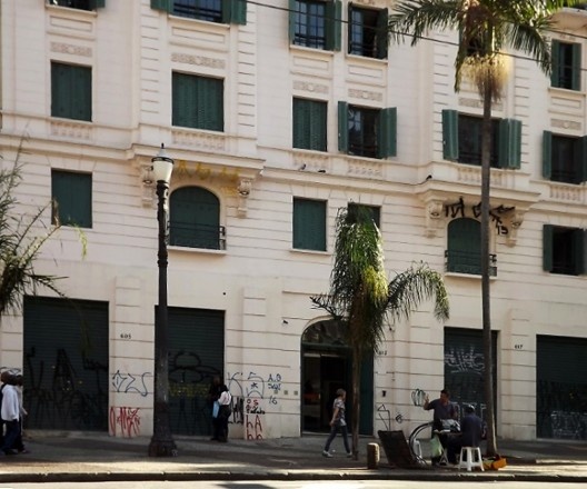 Palacete dos Artistas, pavimento térreo com as lojas comerciais previstas ainda fechadas, avenida São João