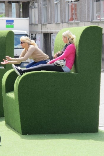 Elementos do mobiliário urbano no passeio ao longo do Tamisa. Southbank