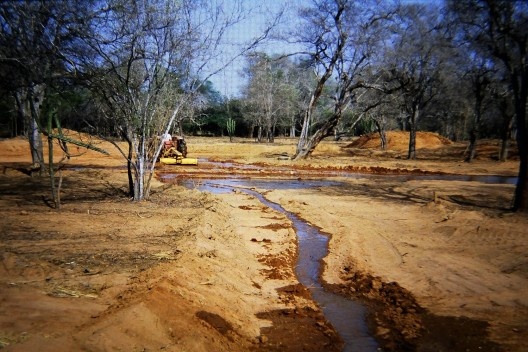 Regularização do fundo dos lagos