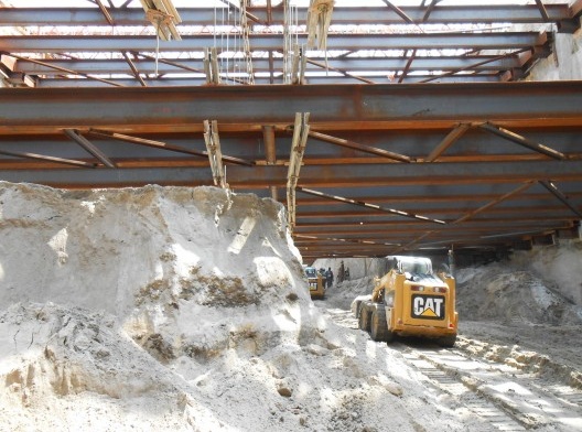 As escavações para as obras do metrô, na Barra da Tijuca, demonstram a natureza arenosa do subsolo a cerca de 8 metros de profundidade