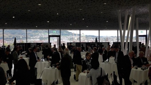 Lobby do Kursaal, local de realização da conferência, com vista para a cidade de Berna ao fundo