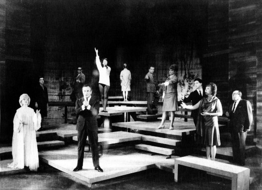 Depois da queda. Autor: Arthur Miller. Direção: Flávio Rangel. Produção: Teatro Popular de Arte, SP, 1964. Na foto: Maria Della Costa (Maggie), Paulo Autran (Quentin), Delmar Mancuso (Dan), Susy Arruda (Mãe), Carlos Garcia (Pai), Márcia Real (Louise), Rip