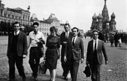 01. Fábio Penteado, Pedro Paulo de Melo Saraiva, Joana (tradutora do grupo em Moscou), Jon Maitrejean, Paulo Mendes da Rocha e Alfredo Paesani, Praça Vermelha, Moscou, 1962 Acervo Paulo Mendes da Rocha 02. Pedro Paulo de Melo Saraiva, Fábio Penteado e Pau