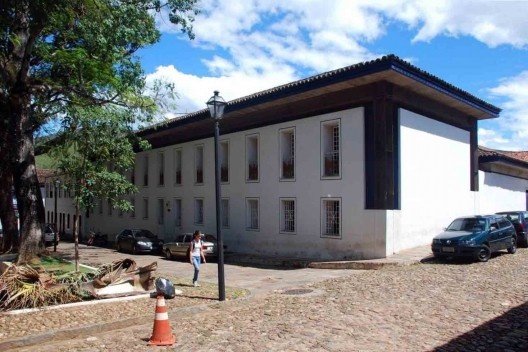 Casa do Bispo, em Mariana, com destaque para a alvenaria cobrindo as bases dos pilares metálicos que enquadravam e soltavam graciosamente a fachada pós-moderna. Uma intervenção feita por iniciativa da cúria que prejudica imensamente a hábil concepção de É
