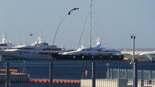 Marina com ancoradouro para iates