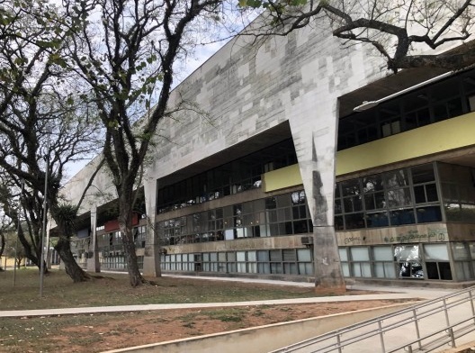 Edifício da Faculdade de Arquitetura e Urbanismo da Universidade de São Paulo, 1961, pormenor das colunas da fachada norte. Arquiteto João Batista Vilanova Artigas