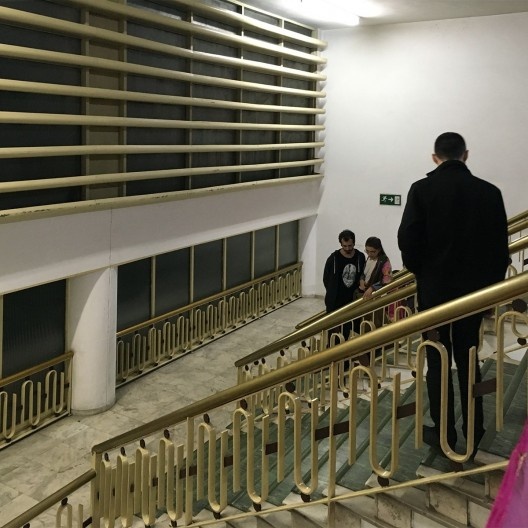 Com a câmera em punho, Pedro Gorski corre na direção seguida pelo desconhecido e o vê descendo a bela escada do Edifício Louvre, projetado por Artacho Jurado.