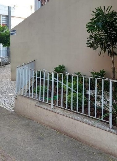 Gradis na abertura lateral da agência bancária