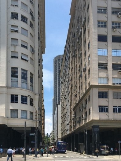 Edifícios com pórticos no térreo, na esquina da rua Santa Luzia com avenida Rio Branco, Cinelândia, Rio de Janeiro RJ Brasil