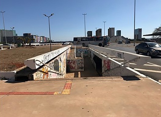 Acesso à rampa de pedestres no Setor Cultural, rampa sob a via e acesso no Setor de Diversões