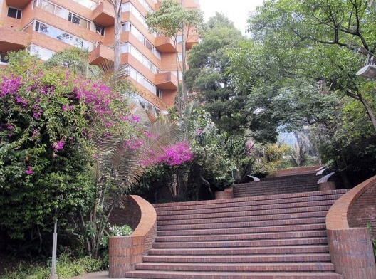 Torres Del Parque, escadarias do parque. Arquiteto Rogelio Salmona