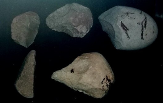 Ferramentas bifaces no acervo do Museu Arqueológico e Histórico Castelo de San Antón, Corunha, Espanha