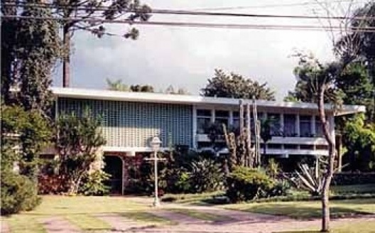Residência projetada por Oswaldo Bratke Rua Carmelo Rangel, Curitiba. Foto de 2001