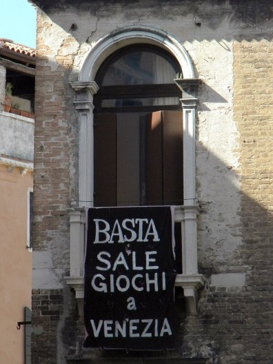Faixa em janela, “Basta de salas de jogos (de azar) em Veneza”, Veneza