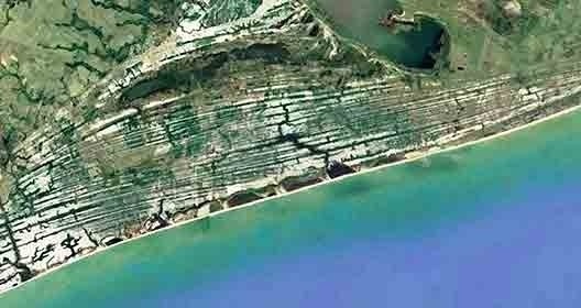 Campo de restingas no município de Macaé, litoral do Estado do Rio de Janeiro. Notar a nítida diferenciação (cordões paralelos à praia) de paisagens em relação ao campo de dunas mostrado na foto anterior