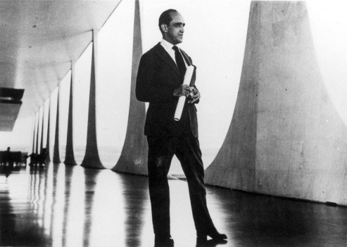 Oscar Niemeyer na varanda do Palácio do Alvorada, Brasília, 1956