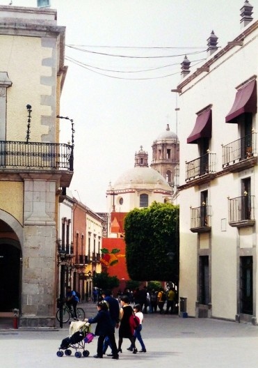 Querétaro, rua de pedestres vista desde a Plaza de Armas, 2001