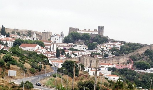 Acesso à Vila de Óbidos, com destaque às muralhas e Castelo, ao alto