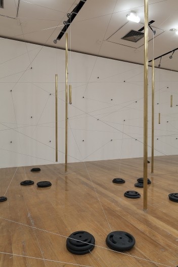 Peso-contrapeso, 2012/2019, tubos de latão, anilhas de ferro, roldanas, cabo de aço, presilhas, pó de mármore, abraçadeiras e couro, dimensões variáveis. Exposição “Marcia Pastore: contracorpo”, Pinacoteca do Estado, 2019-2020