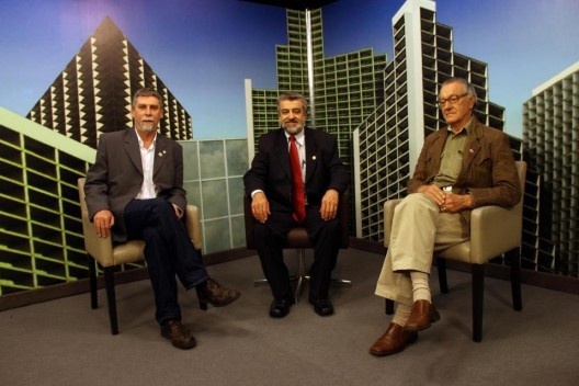 Daniel Amor com deputado federal Marcos Martins e o arquiteto Miguel Pereira na gravação de programa da TV Assembleia sobre CAU e 40 anos do Sasp